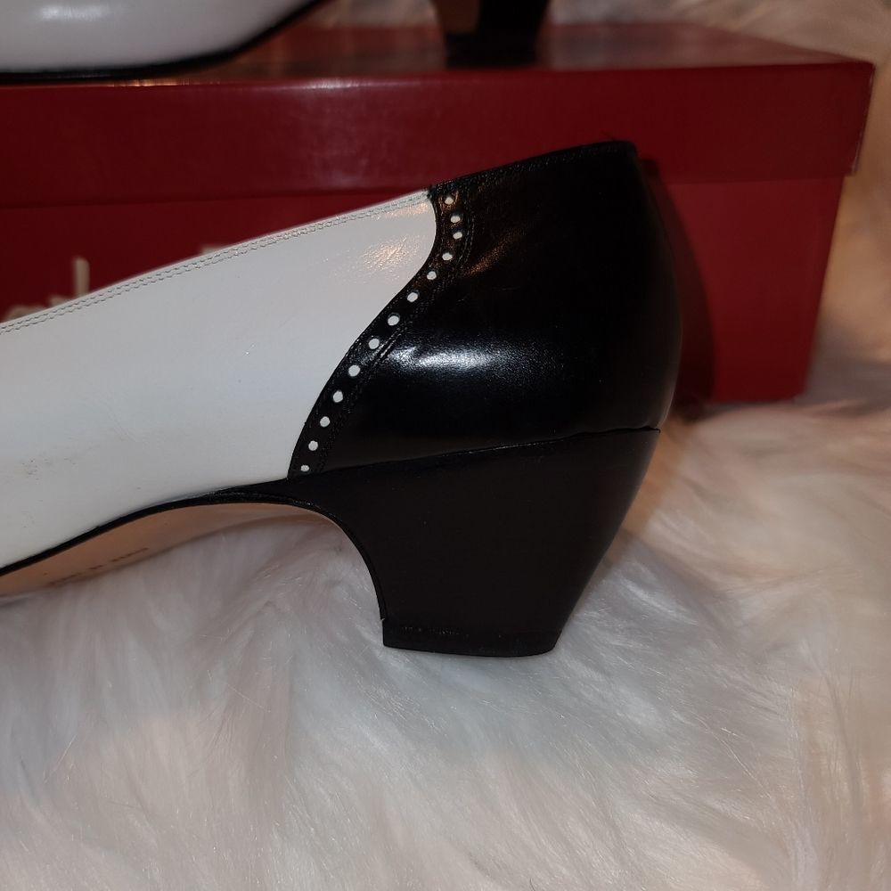 SALVATORE FERRAGAMO VINTAGE PUMP HEELS (7.5AA) - Picture 3 of 13